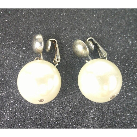 Vintage Large Faux Pearl Pendant and Clip On Earrings Set Statement Piece - Picture 3 of 3